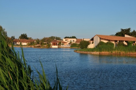 Entièrement entourée du plan d'eau et soleil assuré du matin au soir.