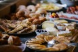 Desserts, viennoiserie et assortiment de fromages